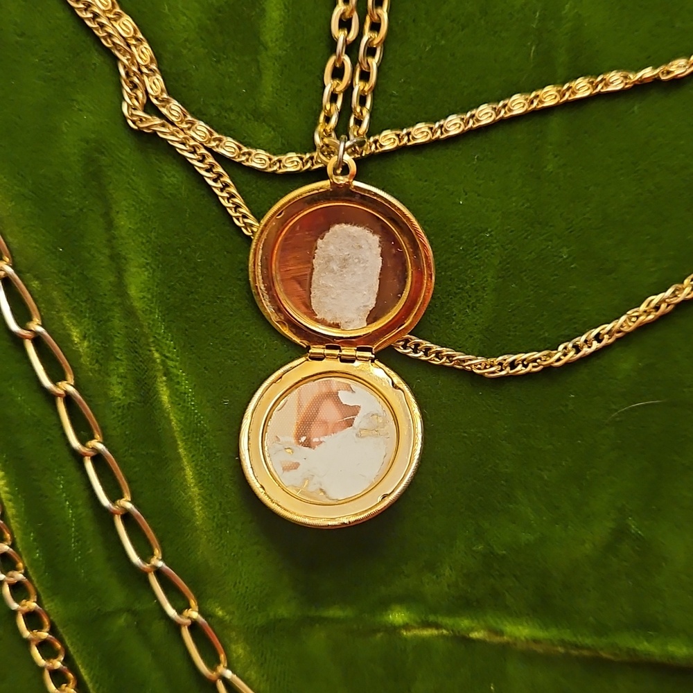 Vintage 5-layer Gold-tone Cascading Necklace with Locket - Women Jewelry - Picture 4 of 6